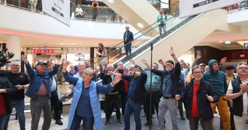 Rathaus-Galerie Leverkusen: Männerchor überrascht mit Flashmob