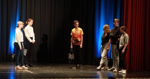 Am Gymnasium: Theater-AG präsentiert „Smombies“