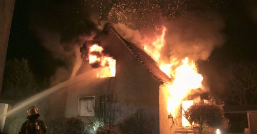Feuer in Lübbecke: Zwei Menschen nach Brand in Einfamilienhaus vermisst