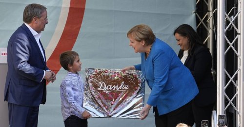 Laschet und Merkel in Aachen: Buh-Rufe und Printen-Herzen