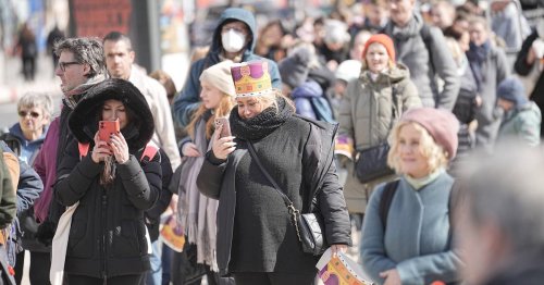 Seit 7 Uhr morgens: Fans von König Charles warten stundenlang am Brandenburger Tor