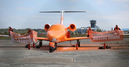 Sachbeschädigung: Letzte Generation besprüht Privatjet auf Sylt mit Farbe