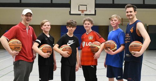 Sport in Radevormwald: Jungen unter 14 Jahre erlernen Basketball