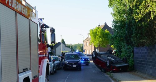 Frauen aus Kempen und Krefeld verletzt: Auto überschlägt sich in Grefrath