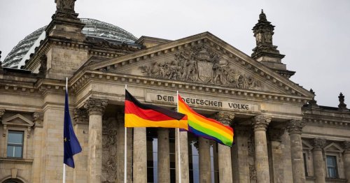 IHABOBIT*-Tag am 17. Mai: Regenbogenflagge weht auf dem Reichstagsgebäude