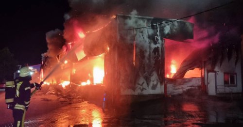 Rund 100 Feuerwehrleute im Einsatz: Lagerhalle in Haan brennt – Warnung für Anwohner