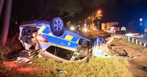 Zwei Unfälle hintereinander: Privat-Auto und Streifenwagen überschlagen sich in Köln