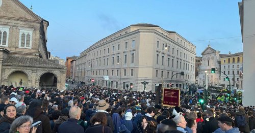 Trauerfeierlichkeiten in Rom: Der Petersplatz am Morgen der Papst-Beerdigung – ein Sammelbecken der Menschheit