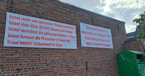 Großformatige Plakate am Matthias-Hoeren-Platz: Anti-Israel-Banner in Korschenbroich wieder verschwunden