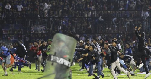 Massenpanik nach Ausschreitungen: 125 Tote und 180 Verletzte nach Fußballspiel in Indonesien