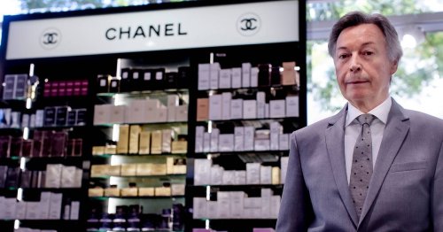 Ärger wegen Schaufensterplakat in Düsseldorf: Oberkasseler Parfümerie bald ohne Chanel