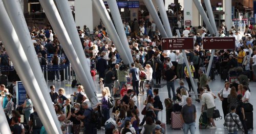 Zweite Ferienwelle: Erneut Staus und Andrang an Flughäfen in NRW erwartet