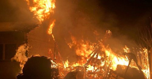 Einsatz für Ratinger Feuerwehr: Gartenlaube brennt ab: Polizei ermittelt
