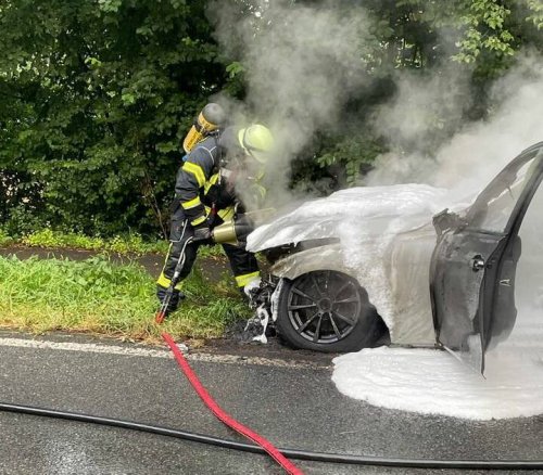 Feuerwehreinsatz in Rheinberg: BMW brennt in Winterswick aus