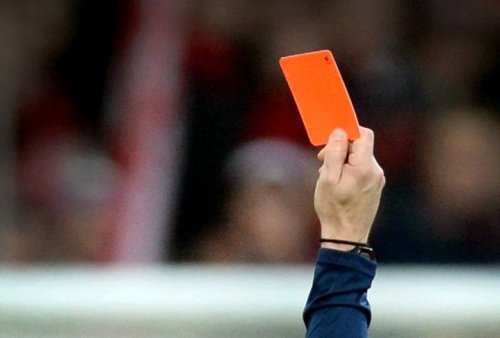 Kurioser Platzverweis in Italien: Italienischer Fußballprofi sieht nach Pinkelaktion Rote Karte