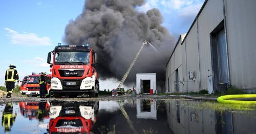 Riesige Rauchsäule über Swisttal: Lagerhalle mit Müll bei Bonn in Flammen