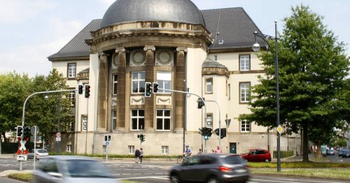 Vater steht vor dem Krefelder Amtsgericht: Prozessauftakt um Baby-Misshandlungen