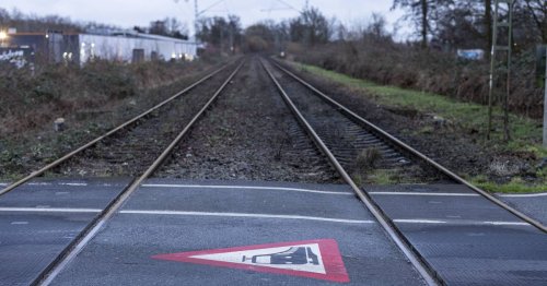 Tödlicher Unfall in Velbert: E-Scooter-Fahrer wird an Bahnübergang von Zug erfasst