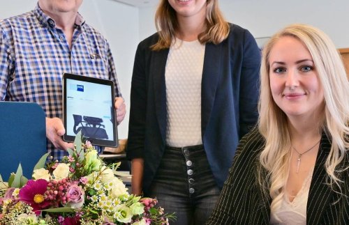 Blumen für Franziska Hellwig: 10.000 Prüfung am Tablet absolviert