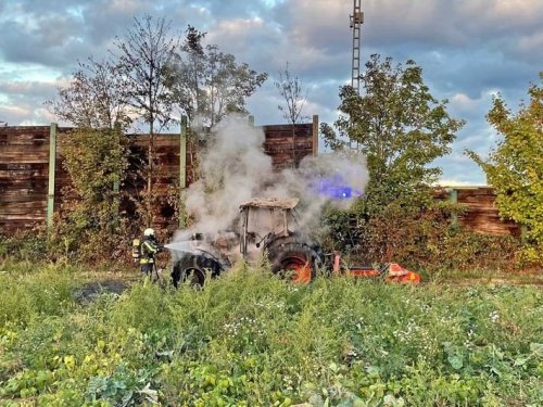 Traktor in Langenfeld brennt: Traktor brennt komplett aus