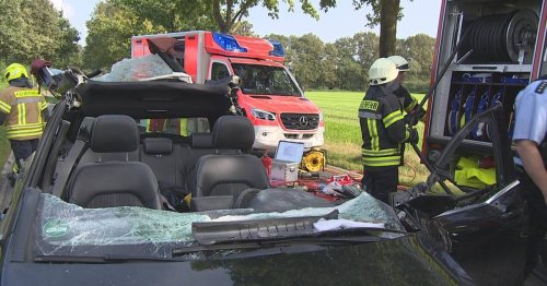 Zwei Verletzte in Bedburg-Hau: Heckklappe von Rübentransportgespann kracht in Auto