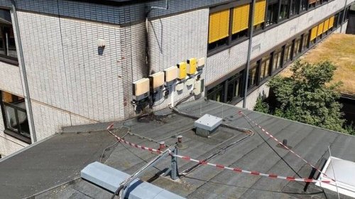 An Wechselrichter der PV-Anlage: Kurzschluss war Ursache für Großbrand an Erkrather Schule