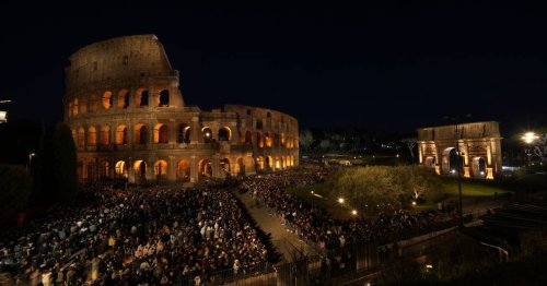 Tradition an Karfreitag: Papst Franziskus feiert Kreuzweg am Kolosseum in Rom