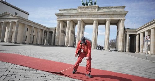 Seit 7 Uhr morgens: Fans von König Charles warten stundenlang am Brandenburger Tor