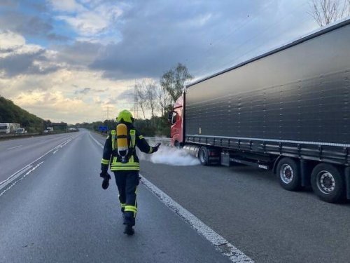 Vollsperrung in einer Fahrtrichtung: Lkw mit Gasleck verursacht Stau auf der A42 in Oberhausen
