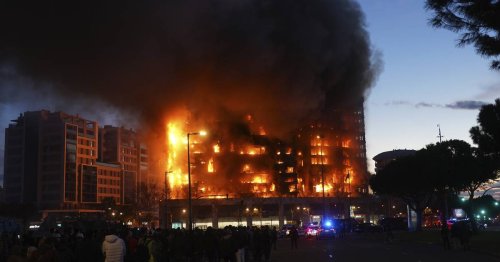 13 Verletzte bei Großbrand: Hochhaus in Valencia steht lichterloh in Flammen