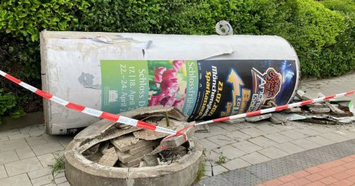 Unfall in Mönchengladbach: Auto wird gegen Litfaßsäule geschleudert – Mutter und zwei Babys ins Krankenhaus gebracht