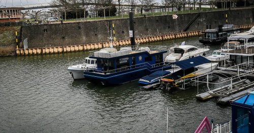 Luxuriöses Boot in Düsseldorf: Hausboot für knapp 800.000 Euro im Medienhafen zu kaufen