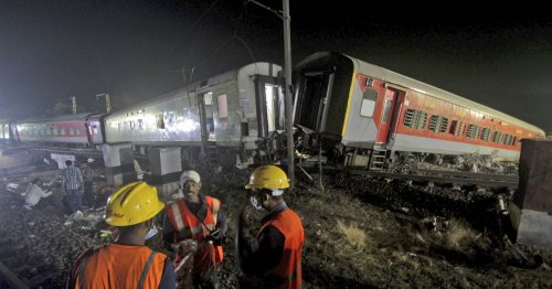 Passagier- und Güterzug entgleisten: Zugkatastrophe mit über 280 Toten erschüttert Indien