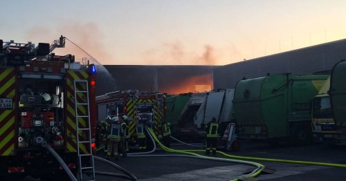 Warnung vor starker Rauchentwicklung: Feuer auf Wertstoffhof in Kempen – Schadstoffmessung läuft