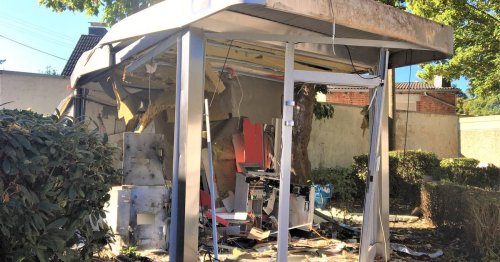 Polizei sucht weiter die Täter: Sparkasse prüft Standort nach Geldautomaten-Sprengung