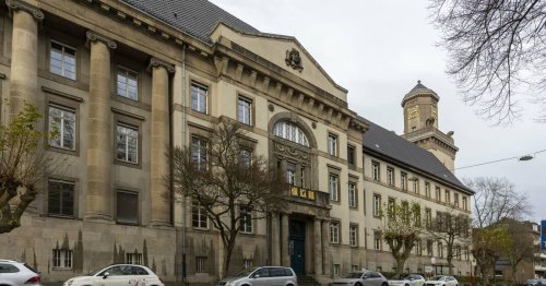 Prozess vor dem Jugendschöffengericht: 17-jährige Willicherin soll Polizisten mit Messer bedroht haben