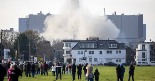 Kraftwerk Voerde: Kühlturm gesprengt – 165-Meter-Riese versinkt im Staub