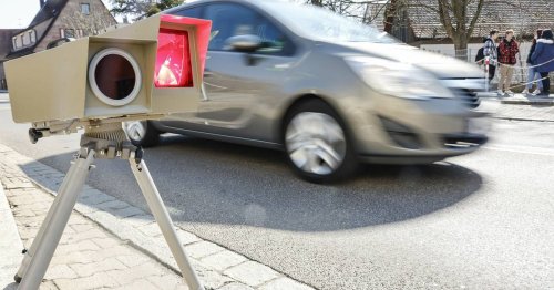 ADAC gibt Auskunft: Blitzer-Apps und Radarwarner — Sind sie während der Autofahrt überhaupt erlaubt?