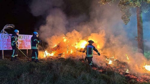 Feuerwehr löscht Brand in Niederkrüchten-Elmpt: Feuer an Strohpuppe war vermutlich gelegt