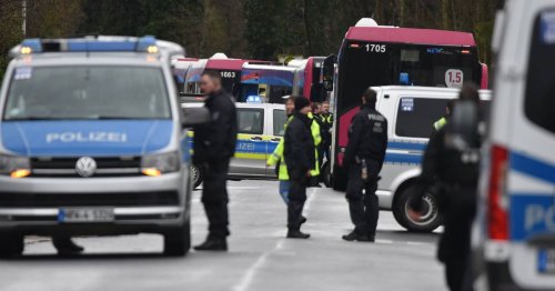 Schulen in Mönchengladbach: 15-Jähriger im Ausland soll mit Bombe gedroht haben