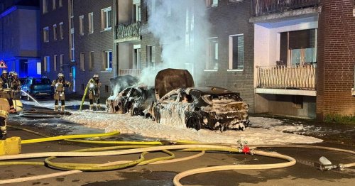 Großaufgebot vor Ort: Nächtlicher Feuerwehreinsatz am Bahnhof – zwei Autos in Flammen