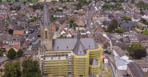 Katholische Kirche in Grevenbroich: Der Erftdom ist in ein Gerüst gehüllt