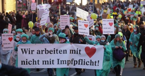 Versammlung in Düsseldorf: Demo gegen Impfpflicht rückt auch die Maskenpflicht in den Fokus