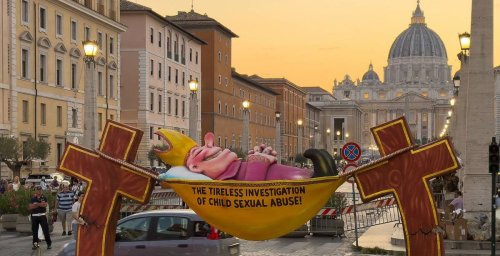 Ironische Kirchenkritik: Italienische Polizei verbietet Tilly-Wagen vor Vatikan
