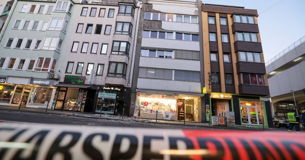 In Bonn und Düsseldorf: Fassadenteile stürzen auf Gehweg – zwei Passanten verletzt