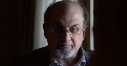 Autor wurde Opfer von Messerattacke: Rushdie wird wohl Auge verlieren und wird künstlich beatmet