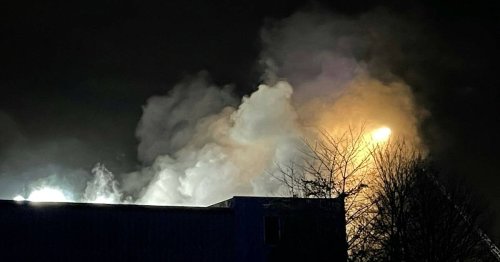 Bürogebäude steht in Flammen: Feuer am Flughafen Mönchengladbach unter Kontrolle