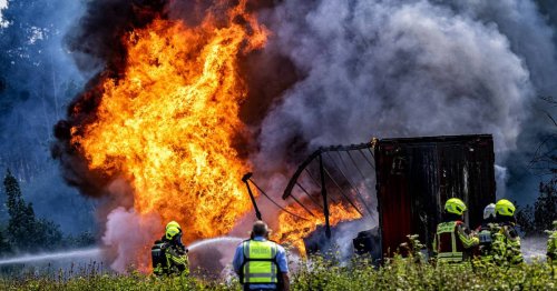 Mehrere Feuerwehren im Einsatz: Lastwagen brennt auf A57 bei Alpen – Warnung vor Geruchsbelästigung
