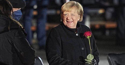 Zapfenstreich für die Bundeskanzlerin: Rote Rosen, feuchte Augen