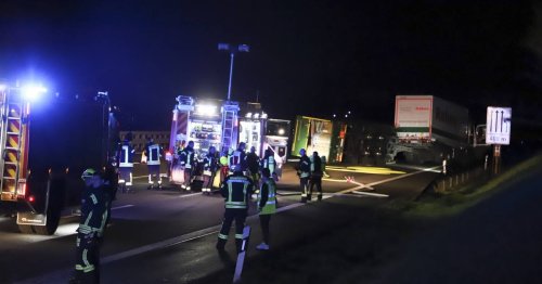 Unfall in Mönchengladbach: Lkw-Anhänger mit ätzender Ware kippt auf A 46